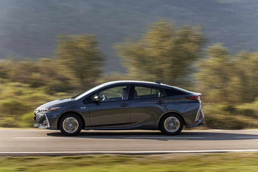  Toyota Prius Plug-in Hybrid 2016 года  (фото 151 из 187)